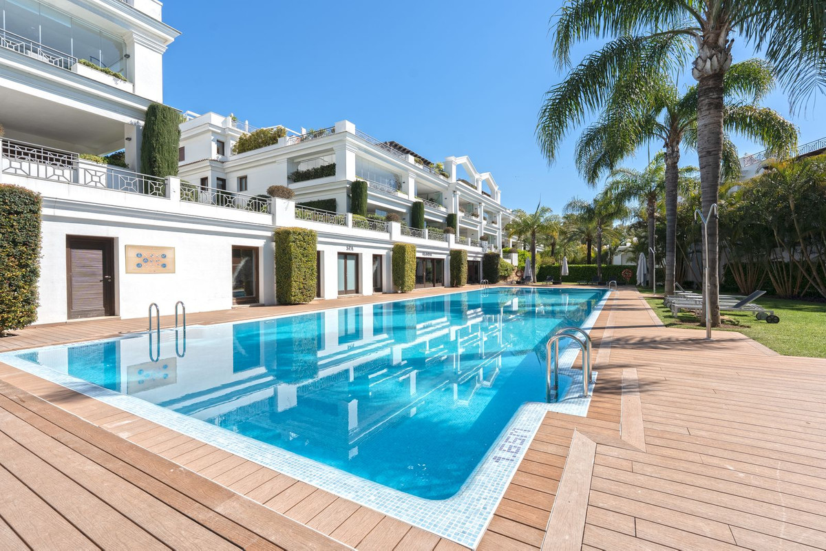 2 Bedroom Apartment in Estepona - Photo 26