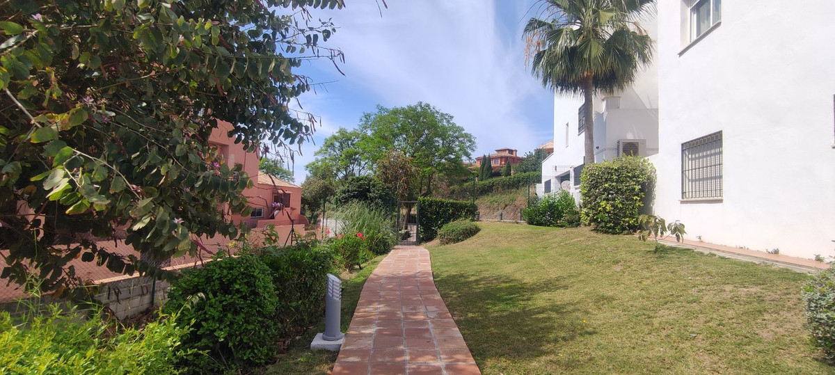 2 Bedroom Apartment in Marbella - Photo 25