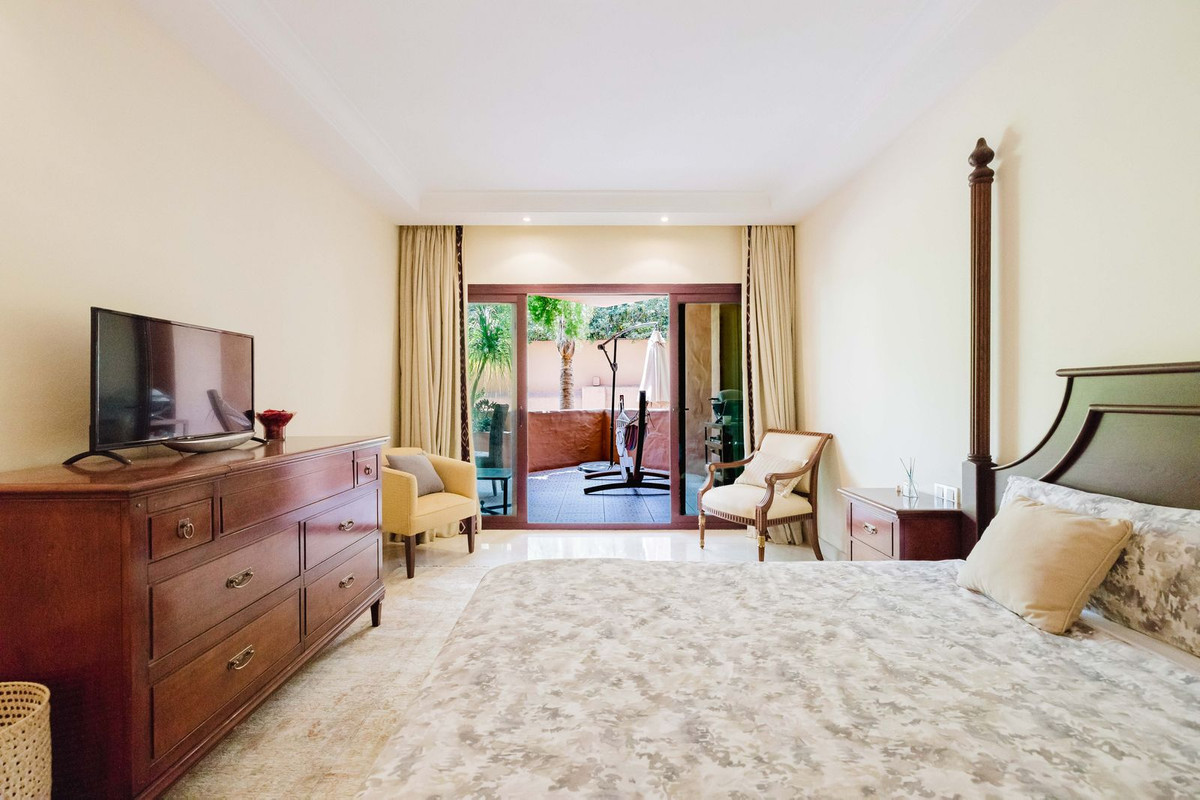 2 Bedroom Apartment in Estepona - Photo 10