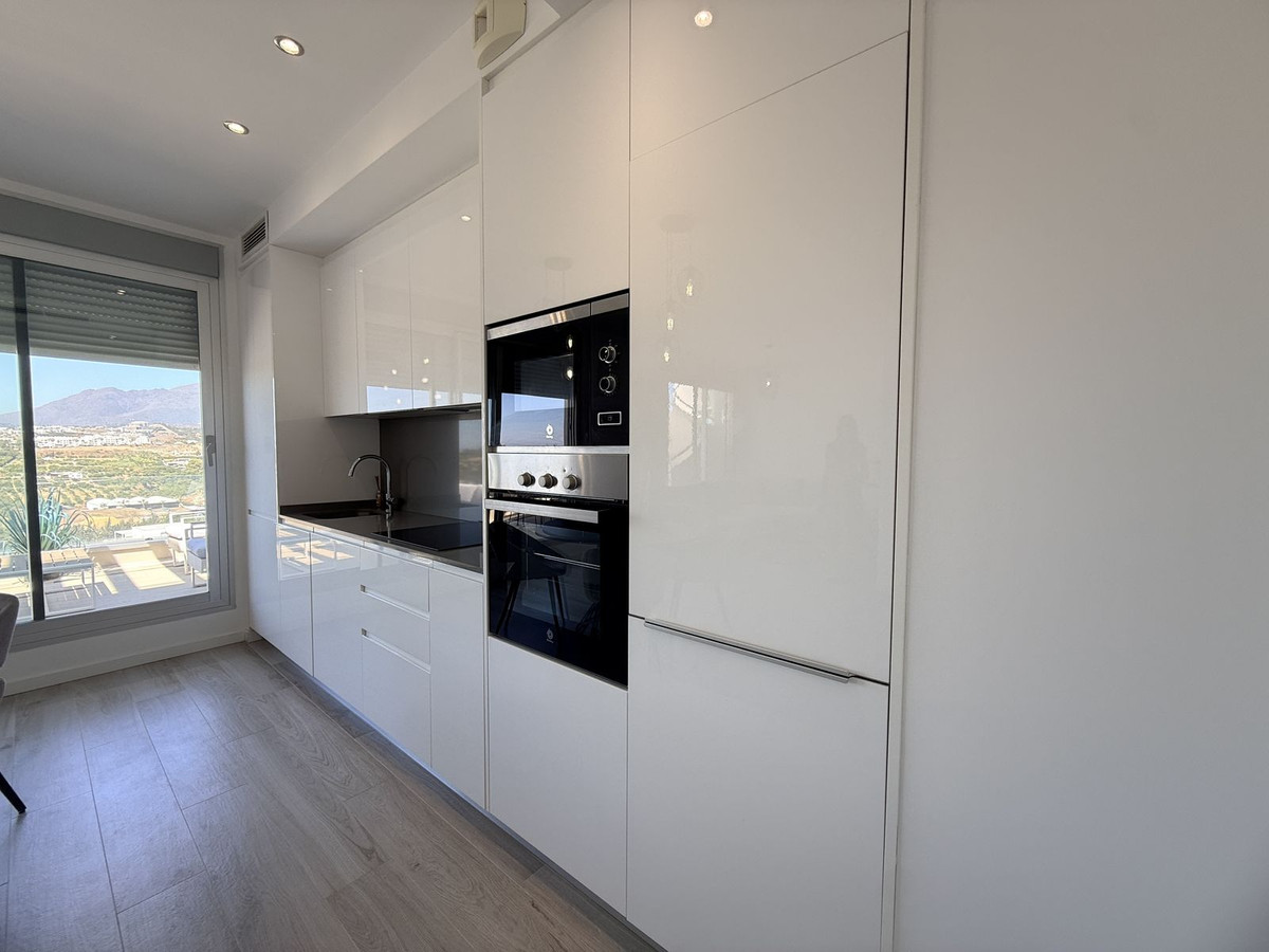 2 Bedroom Penthouse in Estepona - Photo 5