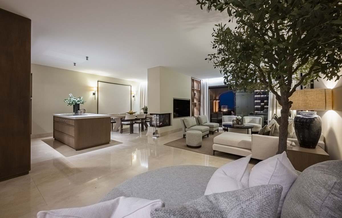 3 Bedroom Penthouse in Benahavís - Photo 10