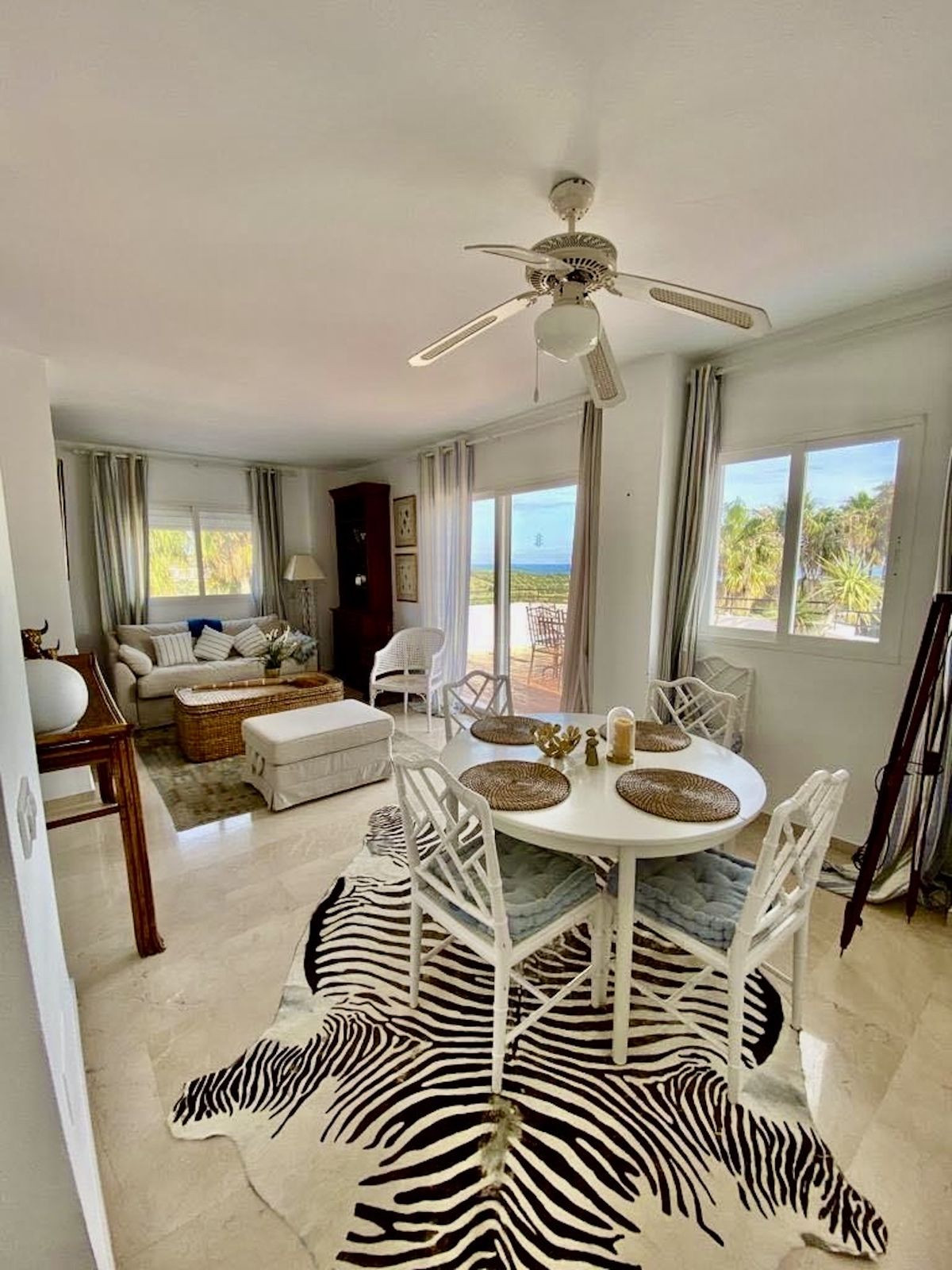 1 Bedroom Penthouse in Estepona - Photo 2