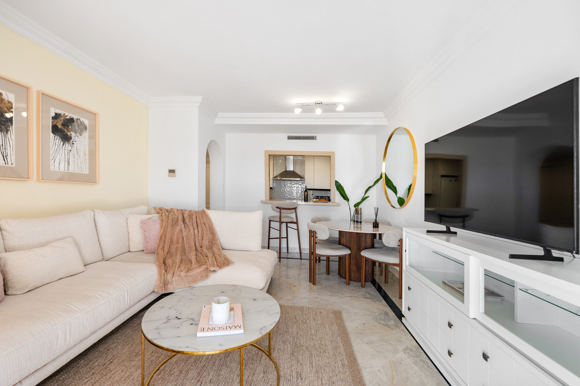 2 Bedroom Apartment in Marbella - Photo 3