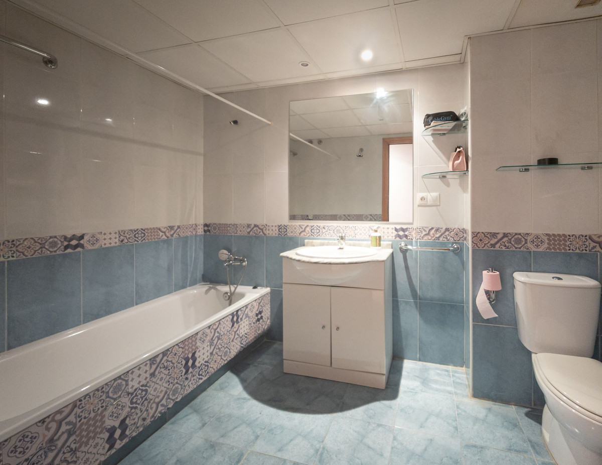 2 Bedroom Apartment in San Pedro de Alcántara - Photo 30