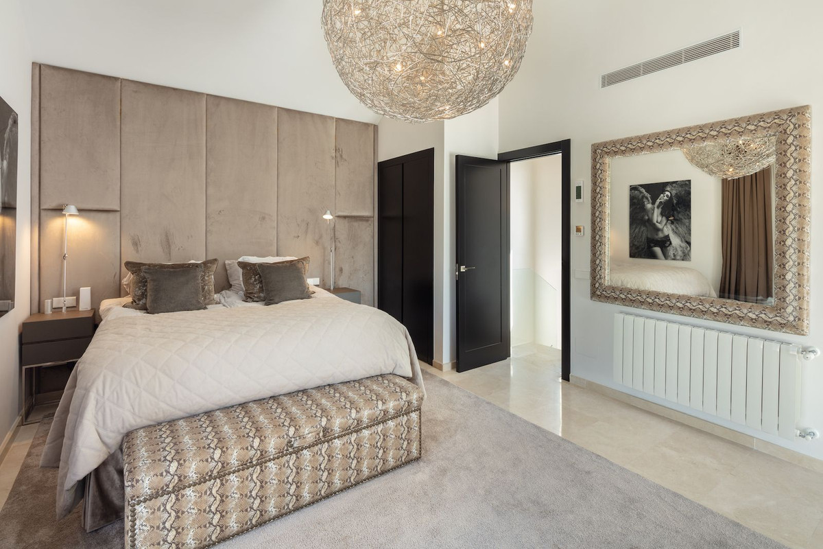 4 Bedroom Villa in Marbella - Photo 26