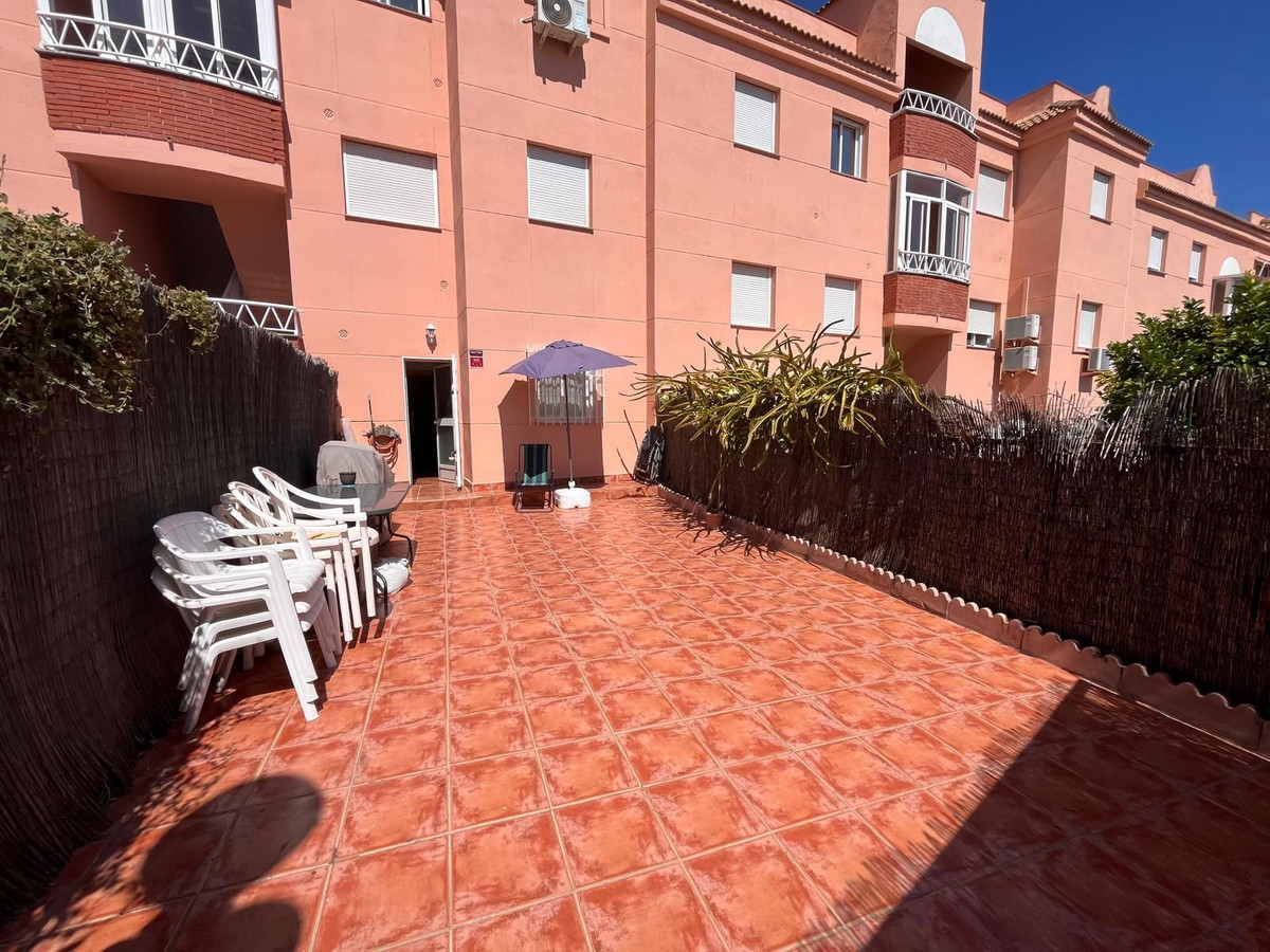 2 Bedroom Apartment in Fuengirola - Photo 2