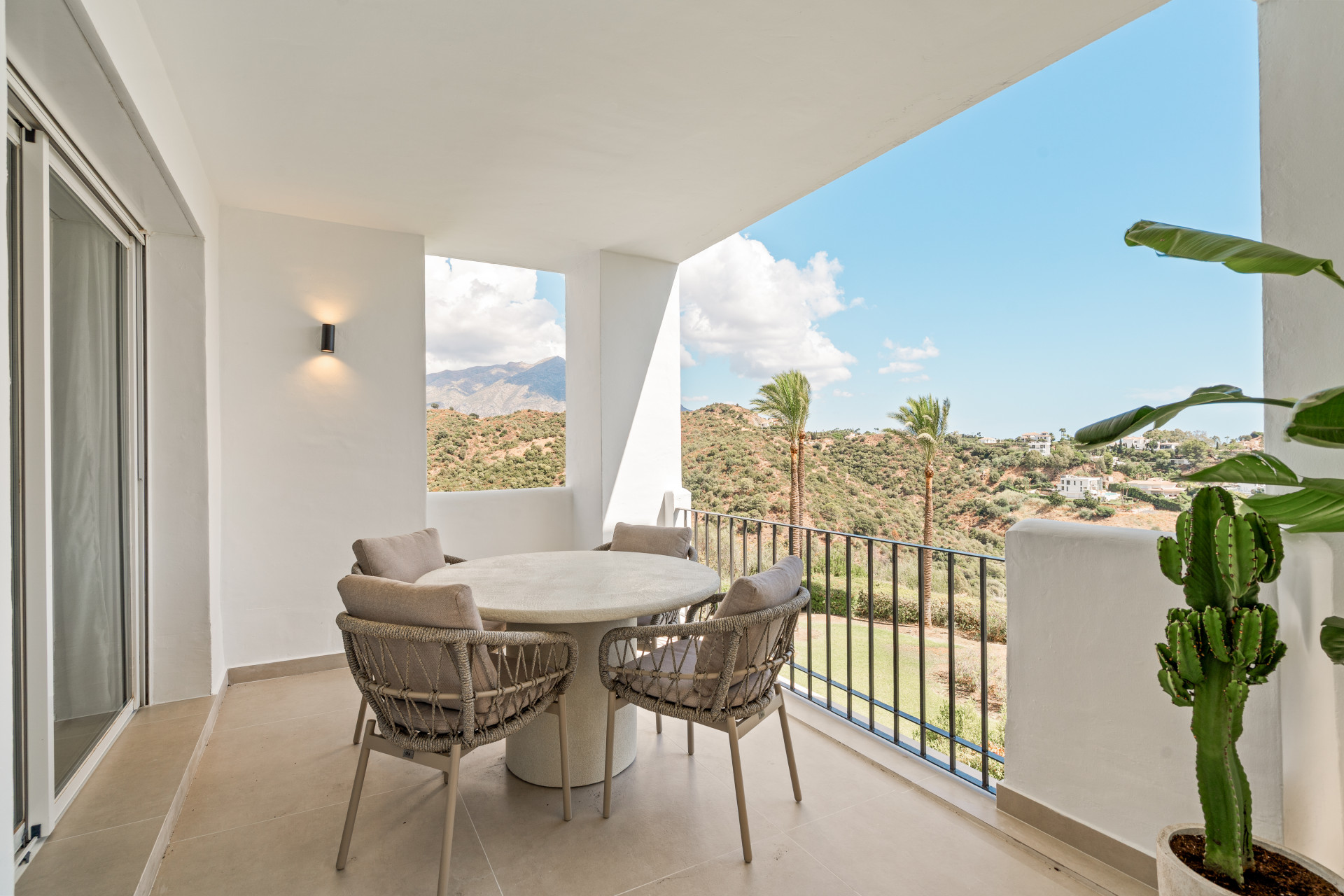 3 Bedroom Apartment in Benahavís - Photo 5