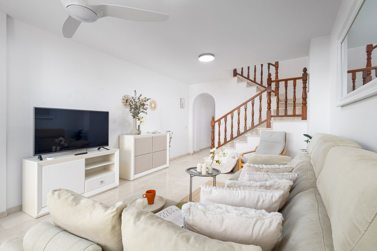 2 Bedroom Penthouse in Fuengirola - Photo 5