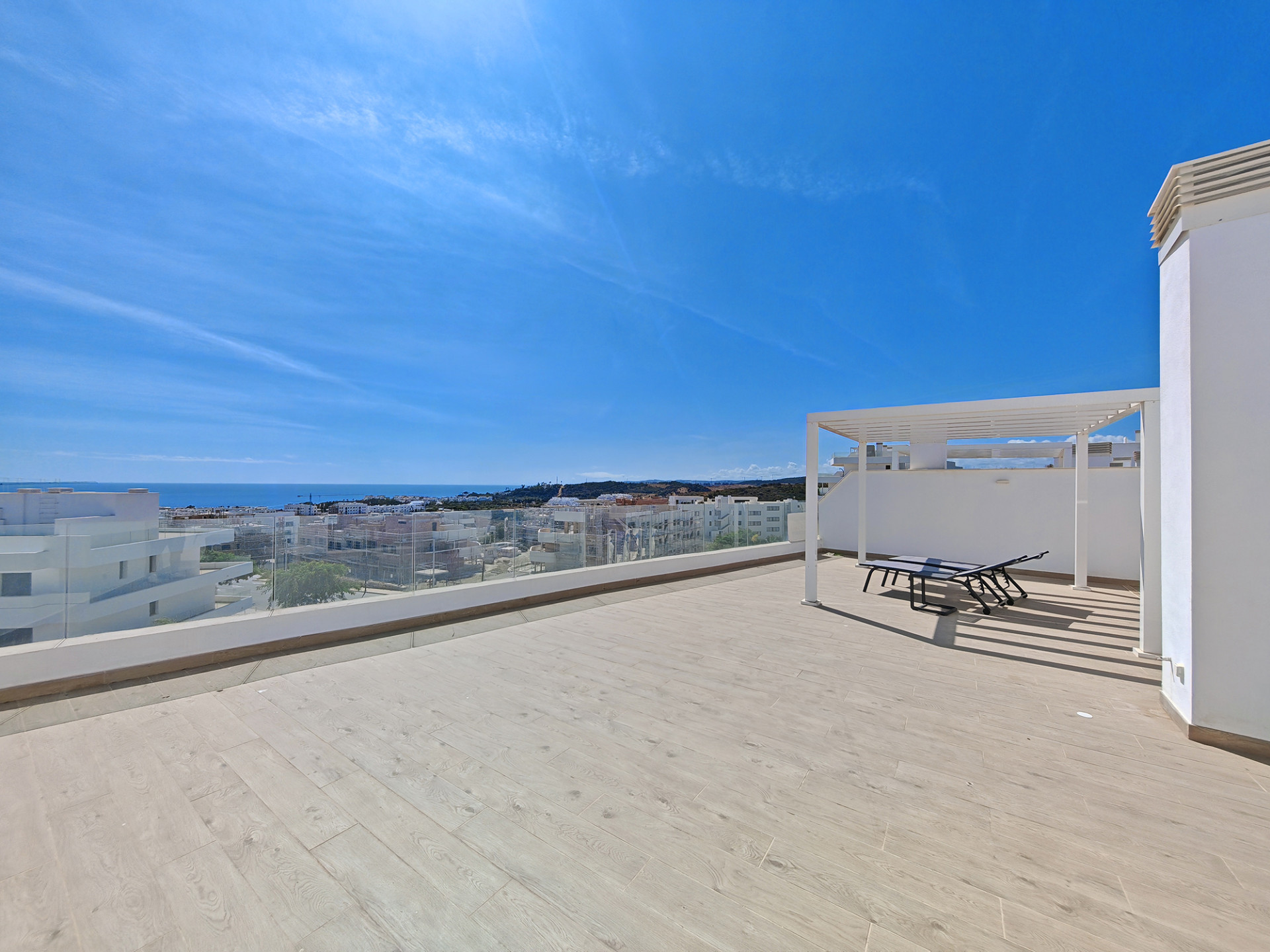 4 Bedroom Penthouse in Estepona - Photo 2