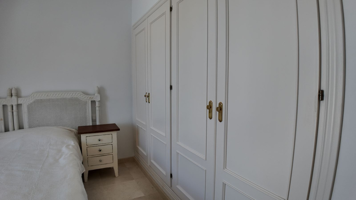 4 Bedroom Townhouse in Benahavís - Photo 37