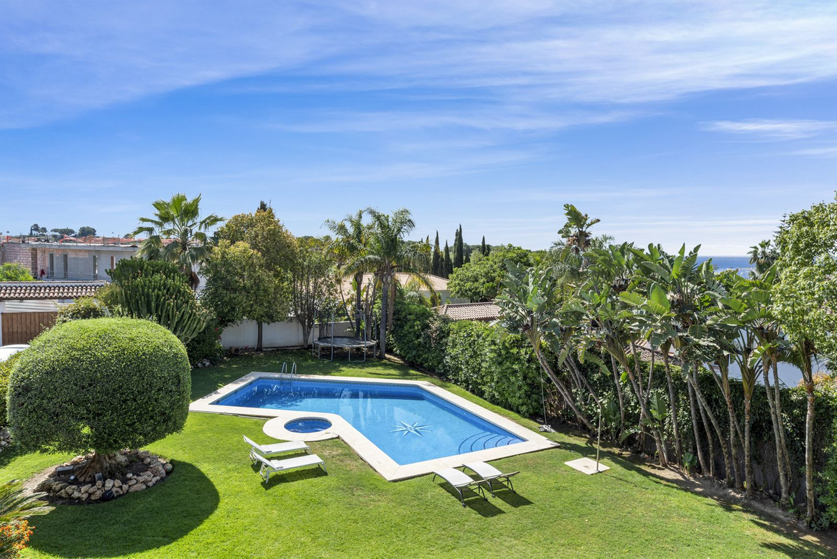 6 Bedroom Villa in Estepona - Photo 41