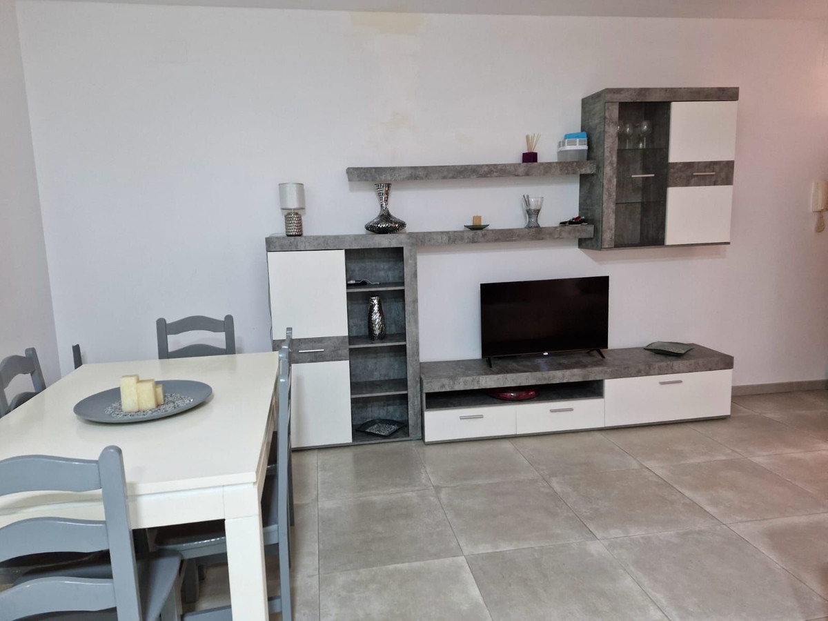 2 Bedroom Apartment in Torremolinos - Photo 11