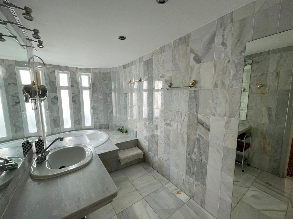 5 Bedroom Apartment in Marbella - Photo 22