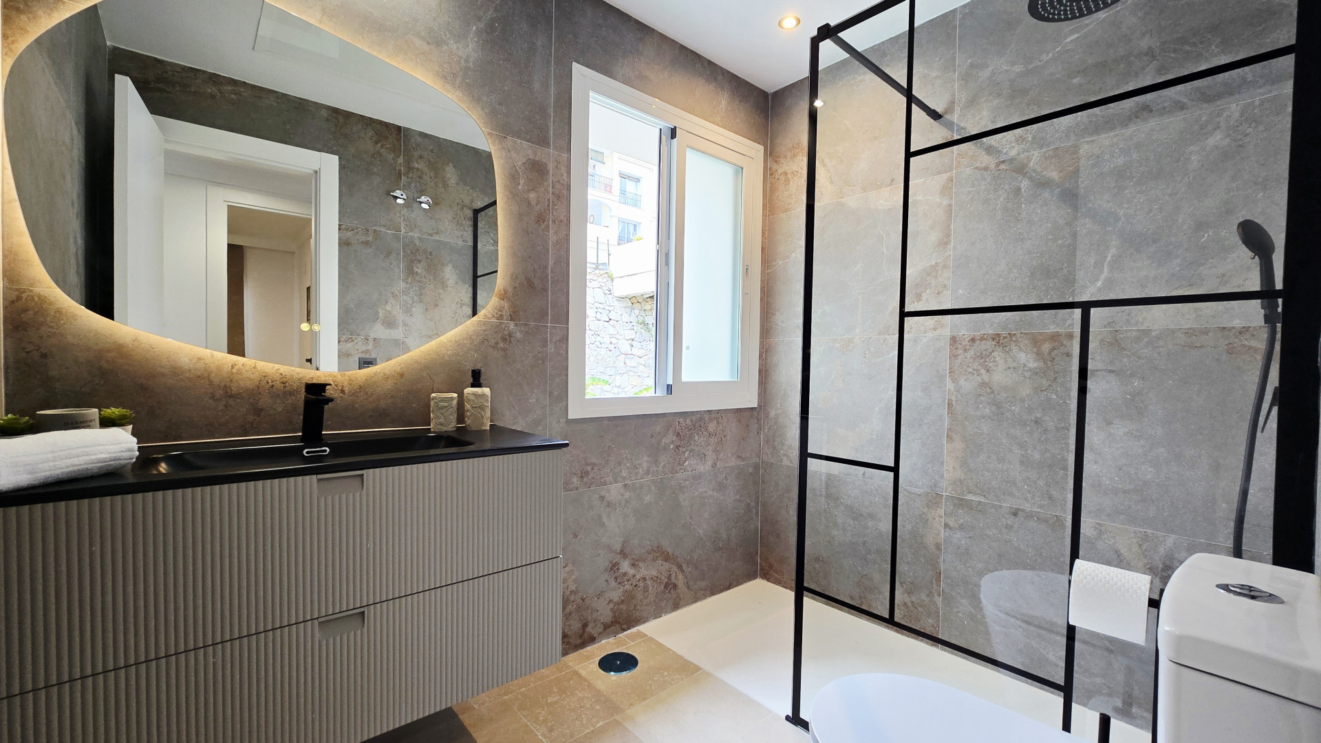 3 Bedroom Apartment in Benahavís - Photo 5