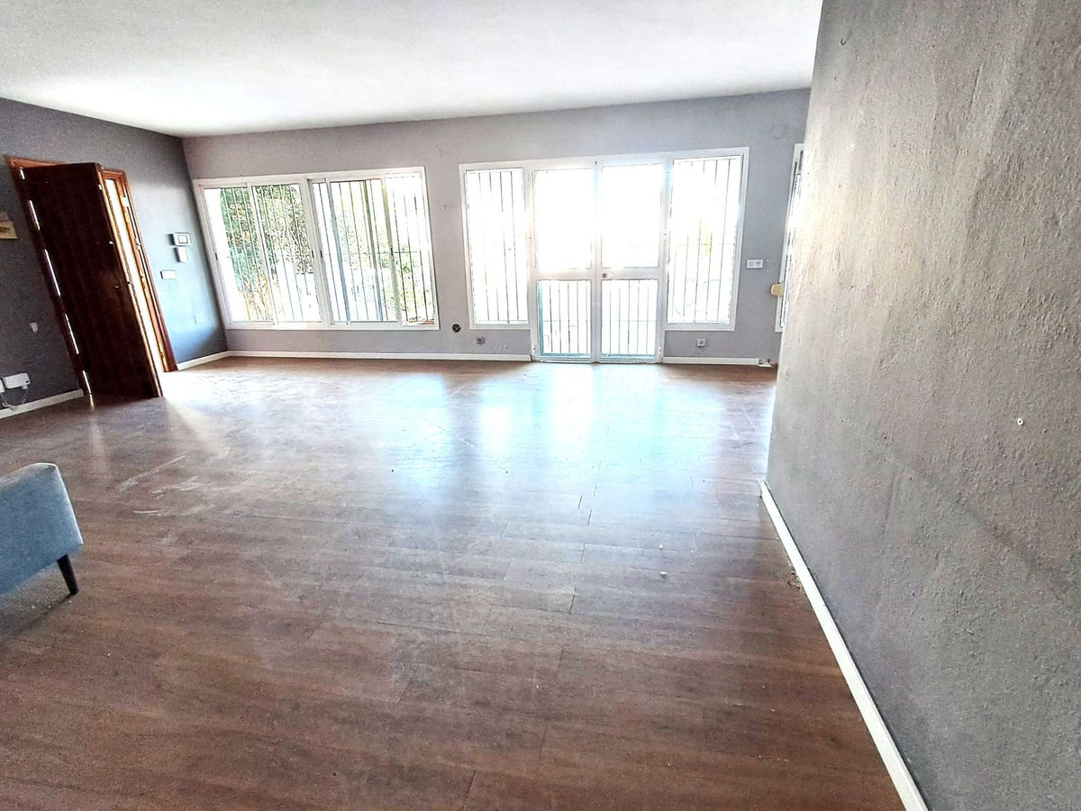 5 Bedroom Villa in Estepona - Photo 16