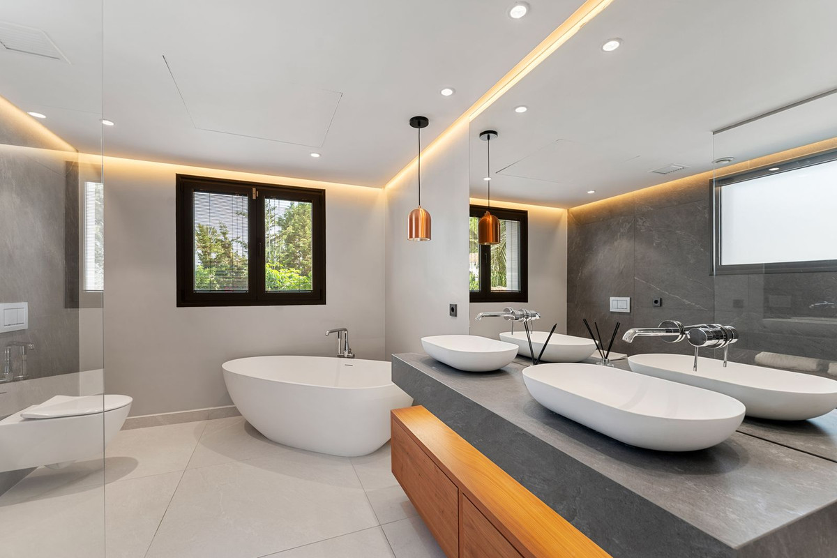 4 Bedroom Villa in Marbella - Photo 43