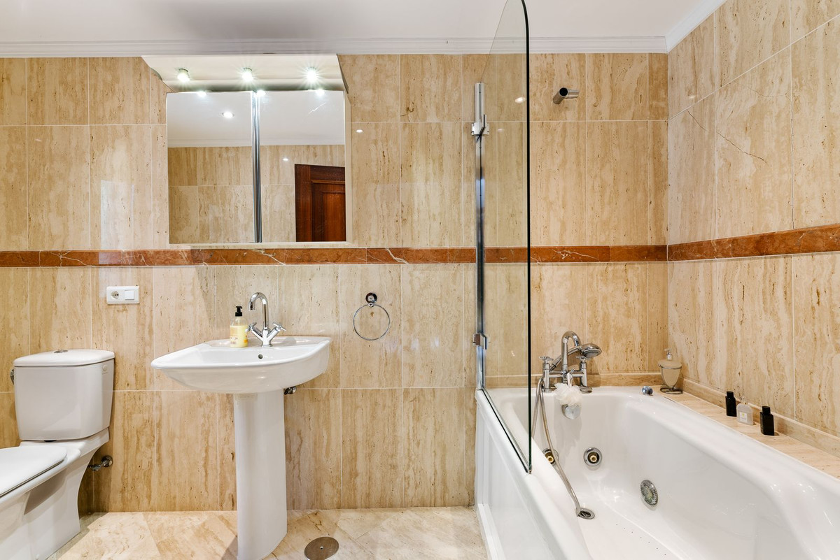 4 Bedroom Villa in Estepona - Photo 10