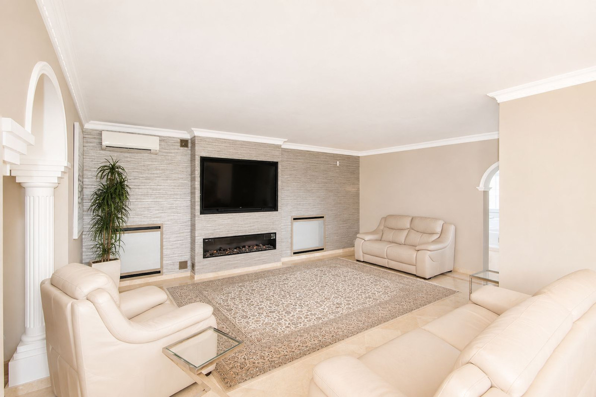 4 Bedroom Villa in Marbella - Photo 13