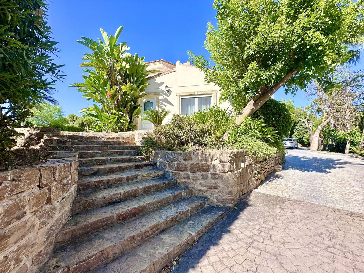 6 Bedroom Villa in Marbella - Photo 57
