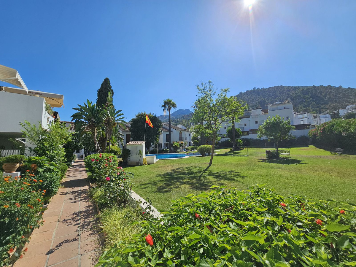 3 Bedroom Townhouse in Benahavís - Photo 2