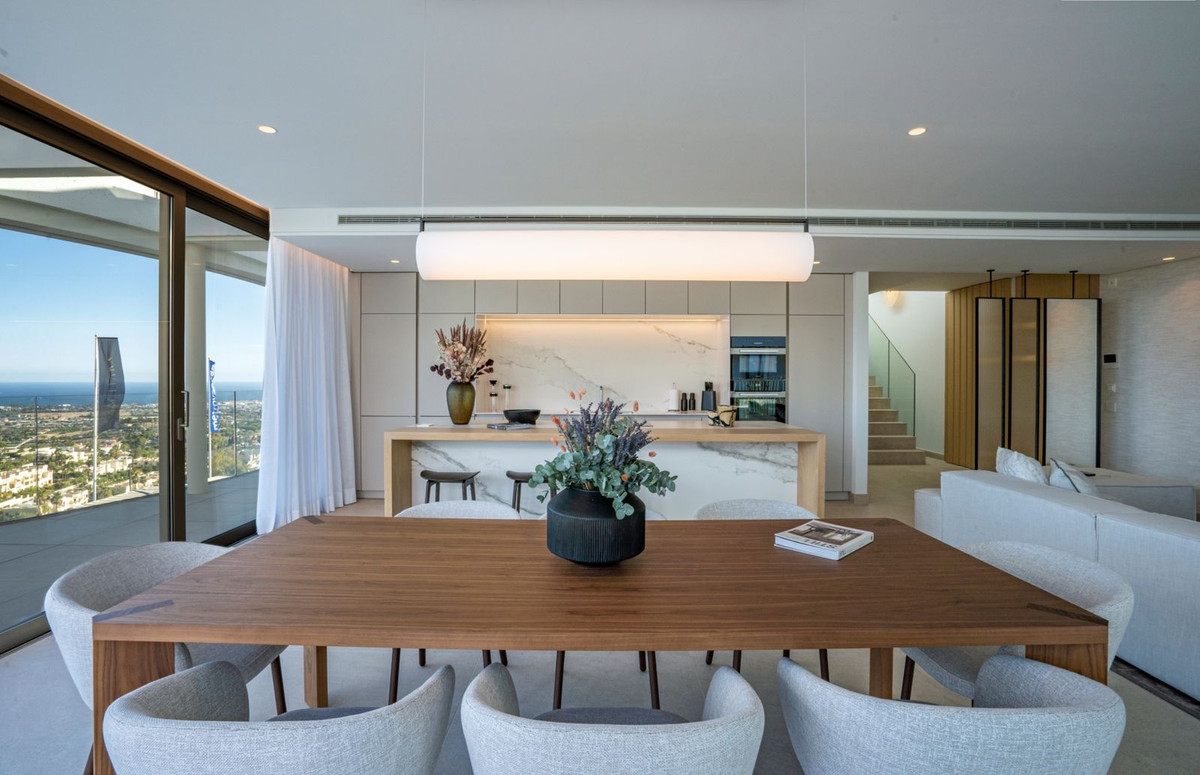 4 Bedroom Penthouse in Benahavís - Photo 19