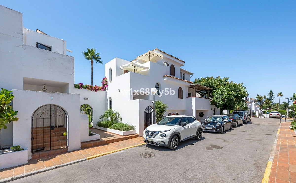 2 Bedroom Townhouse in Estepona - Photo 31