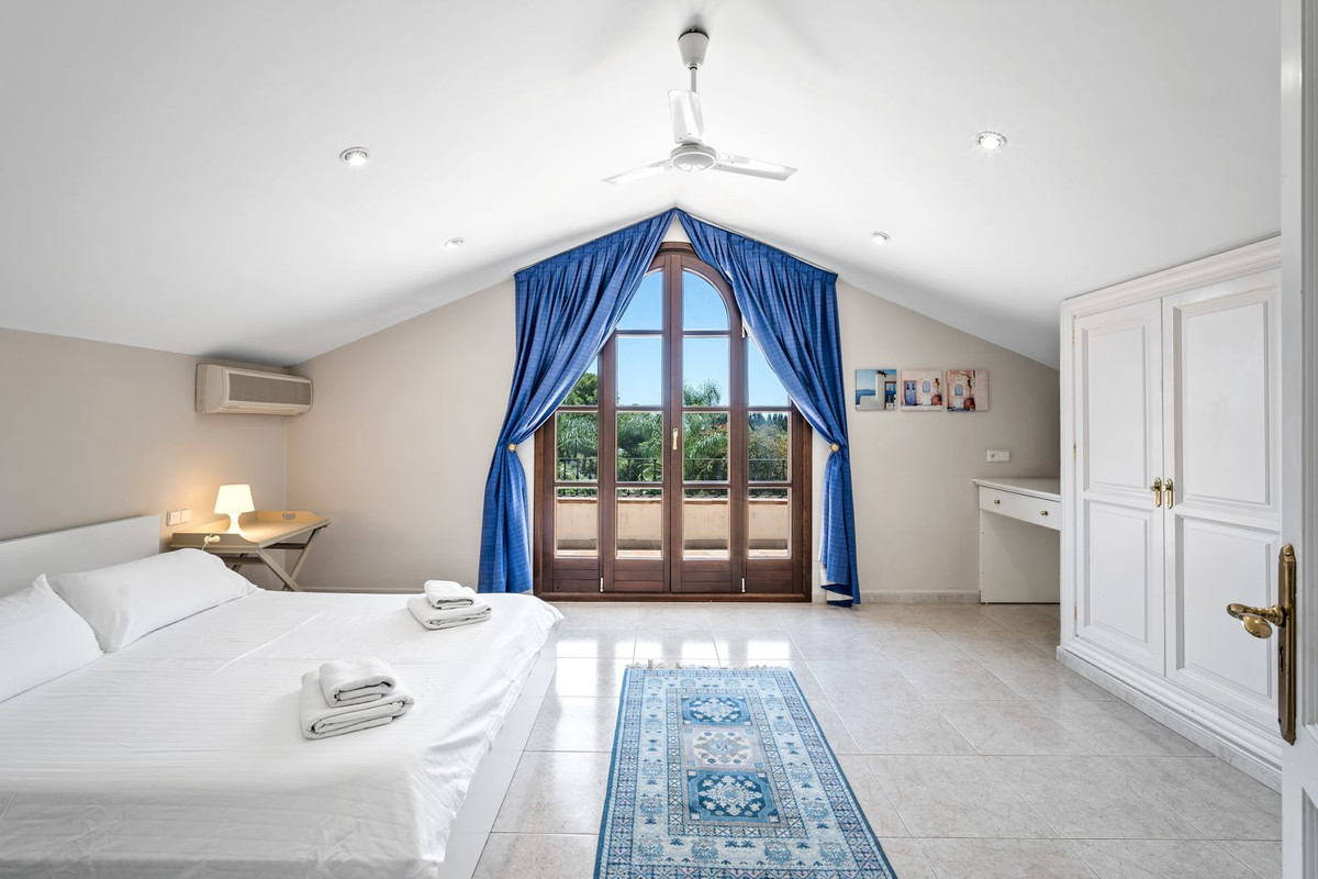 9 Bedroom Villa in Estepona - Photo 7