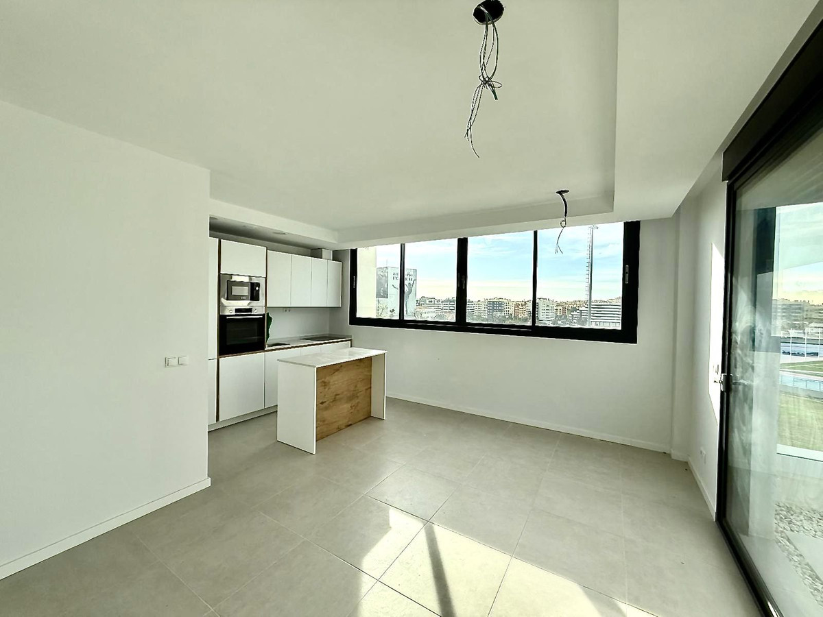 2 Bedroom Penthouse in Estepona - Photo 4