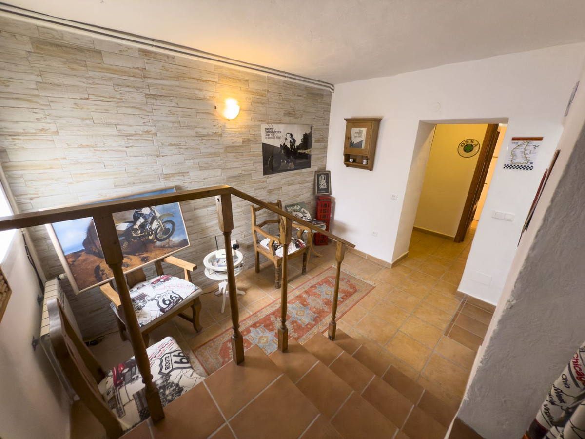 6 Bedroom Townhouse in Tolox - Photo 42