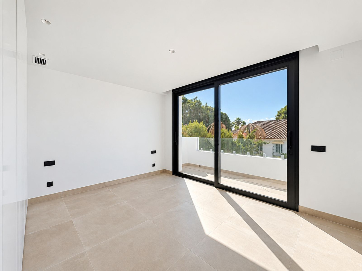 5 Bedroom Villa in Marbella - Photo 24