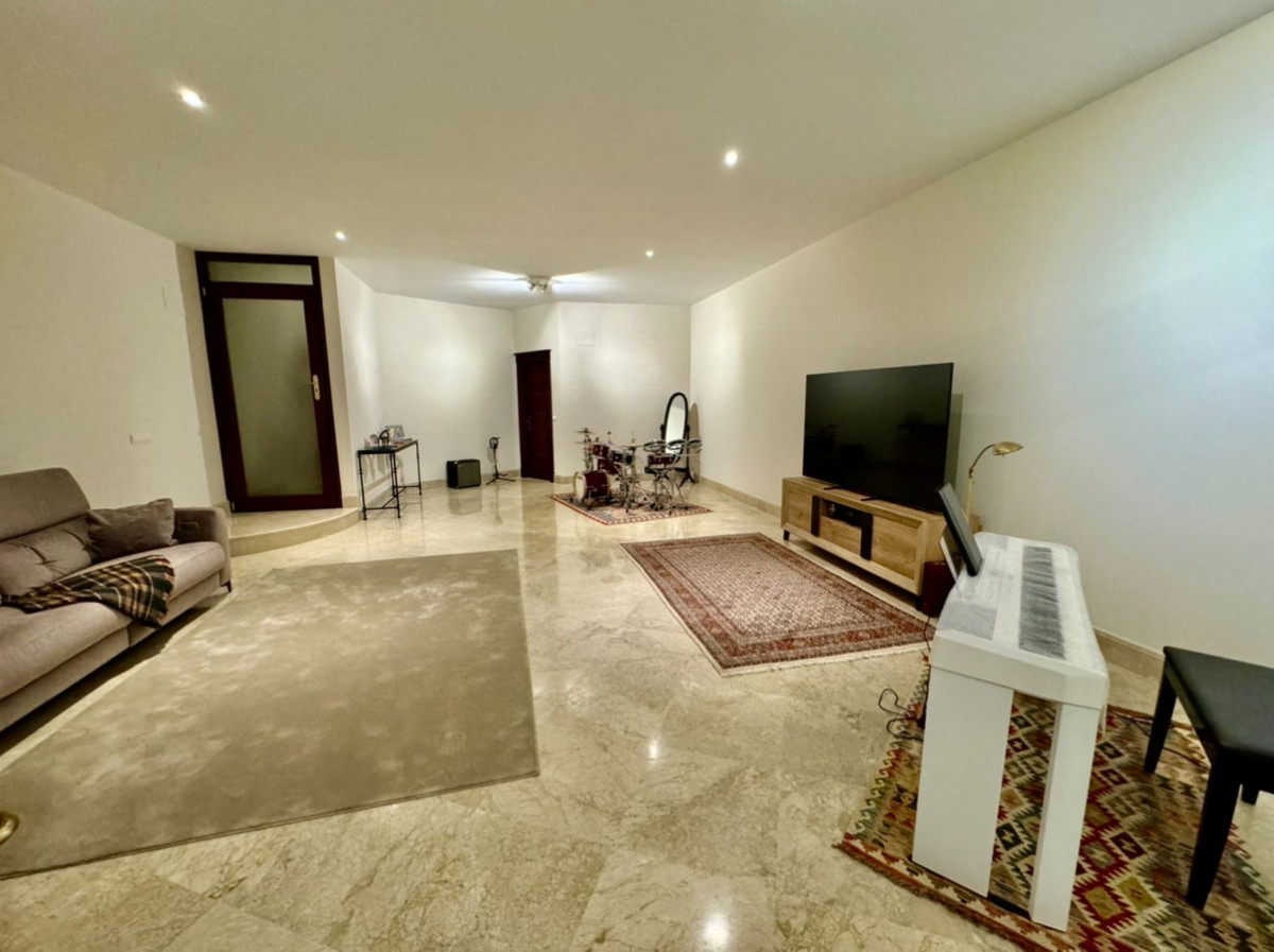 3 Bedroom Apartment in San Pedro de Alcántara - Photo 3