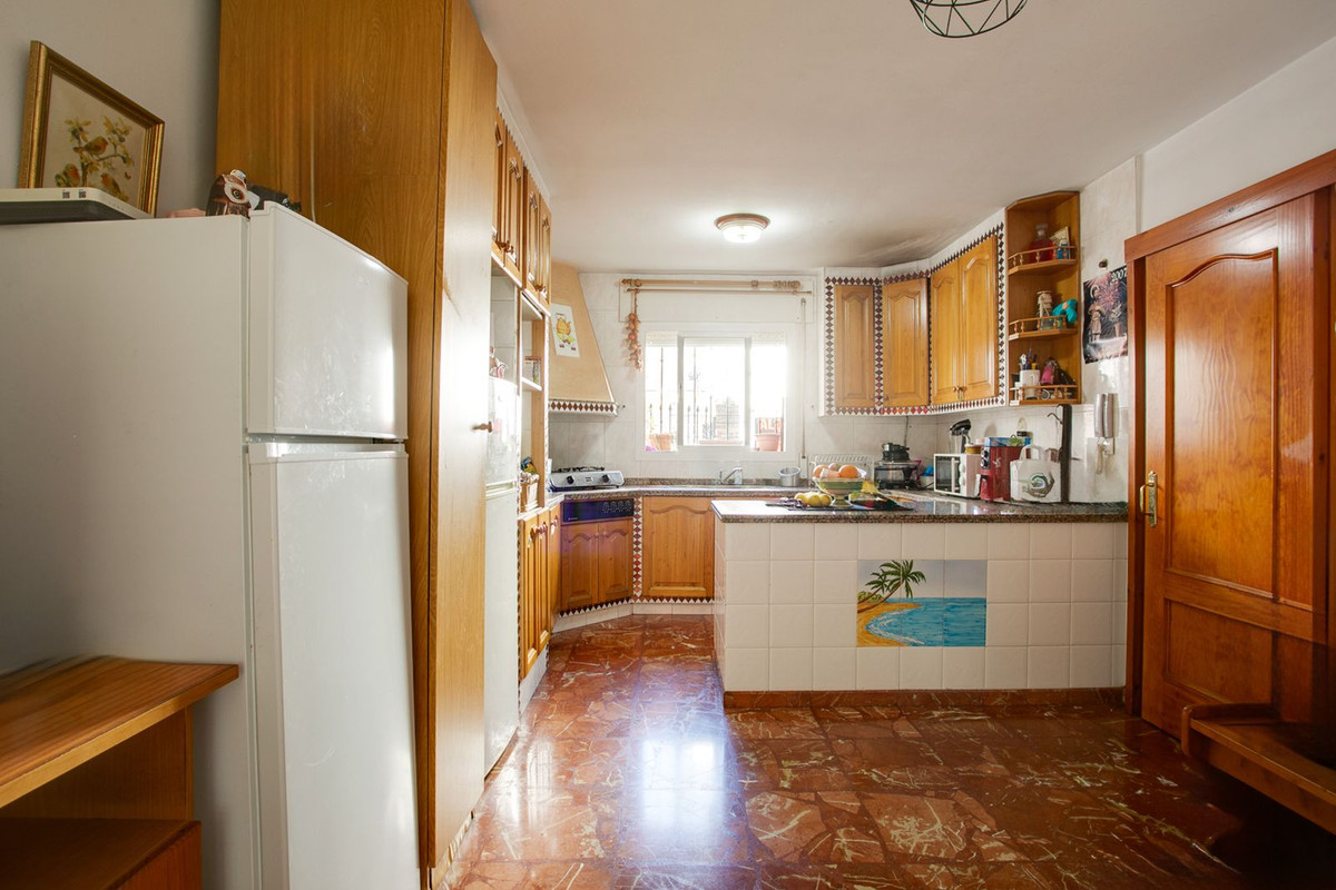 4 Bedroom Townhouse in Estepona - Photo 11