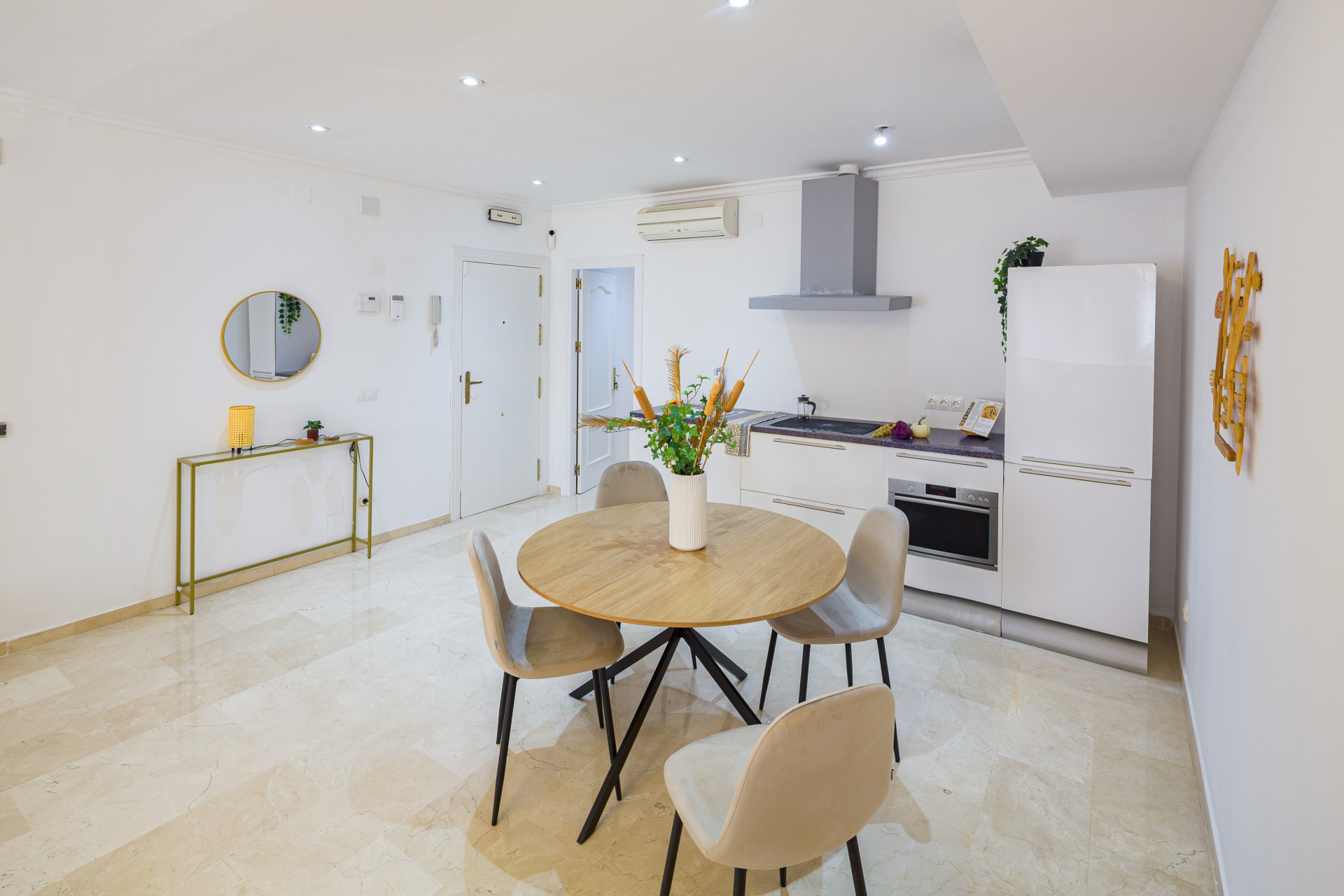 2 Bedroom Apartment in Marbella - Photo 7