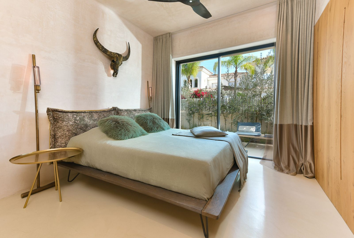 4 Bedroom Villa in Marbella - Photo 17