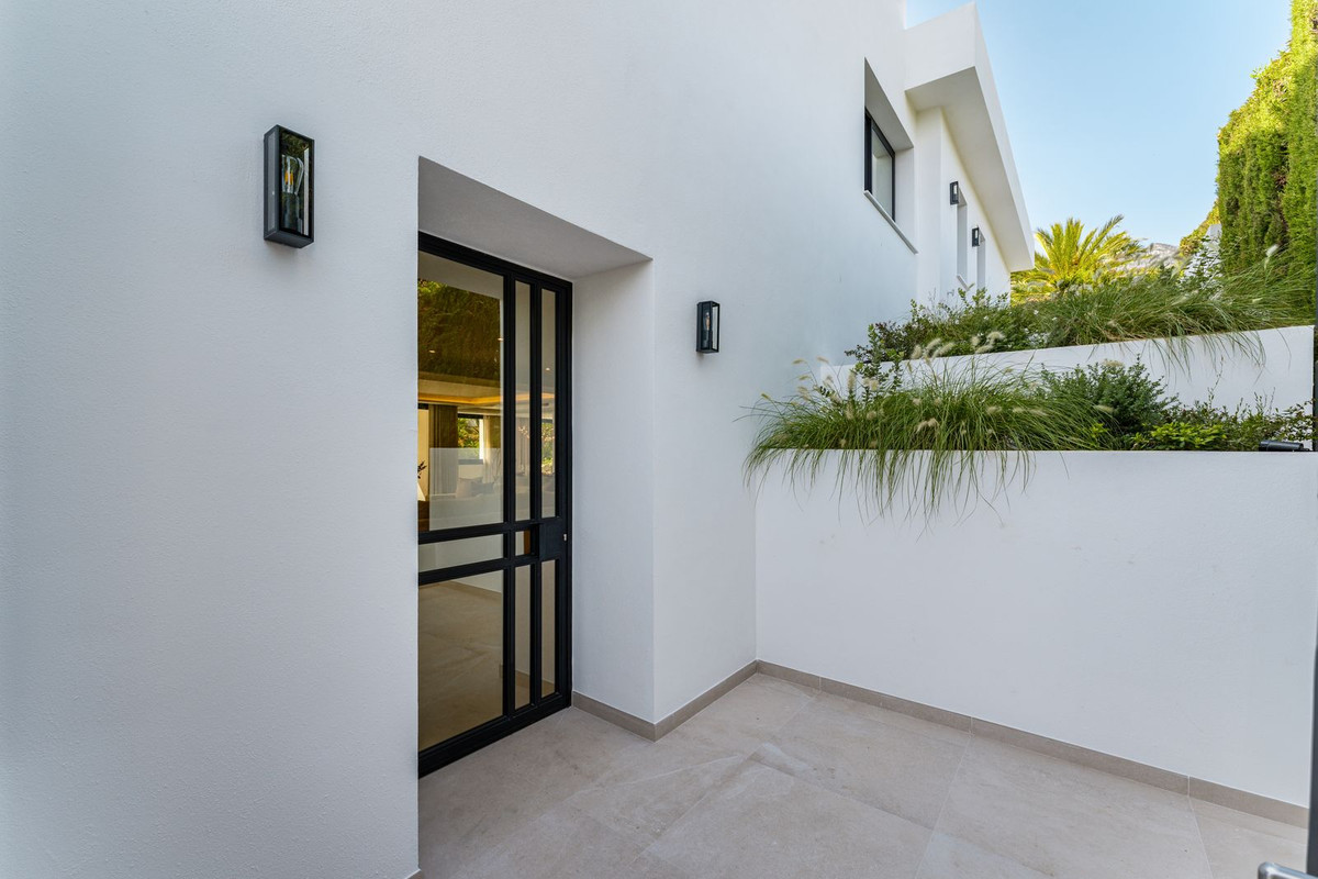 4 Bedroom Villa in Marbella - Photo 40