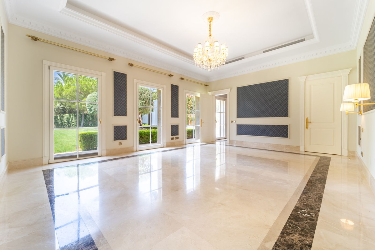 10 Bedroom Villa in Marbella - Photo 13