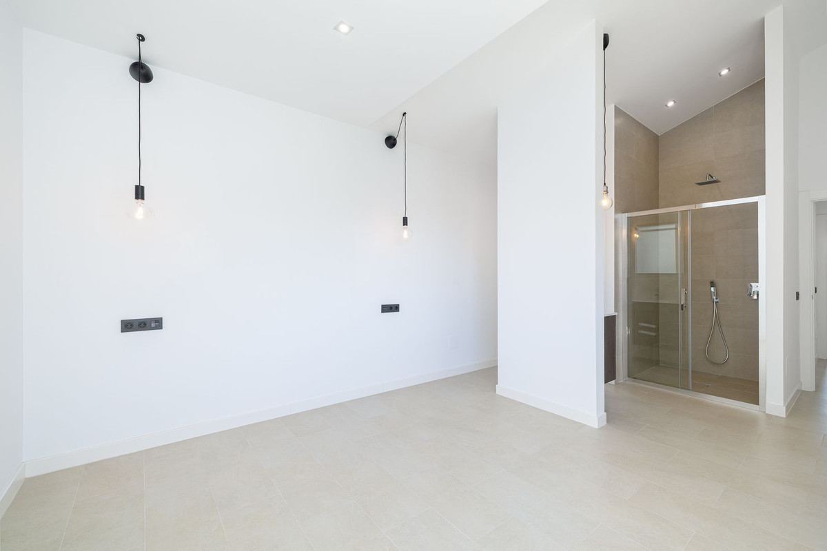 4 Bedroom Villa in San Pedro de Alcántara - Photo 39