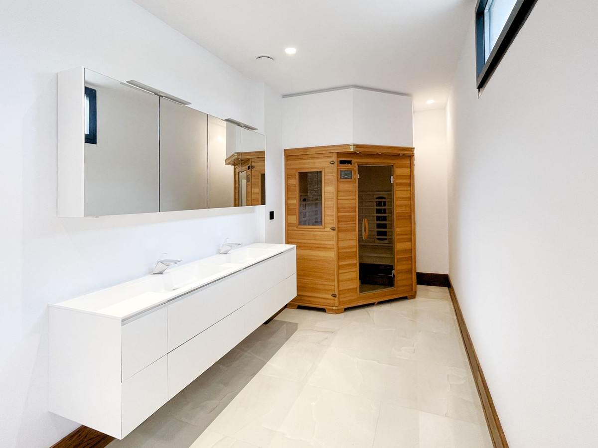 6 Bedroom Villa in San Roque - Photo 68