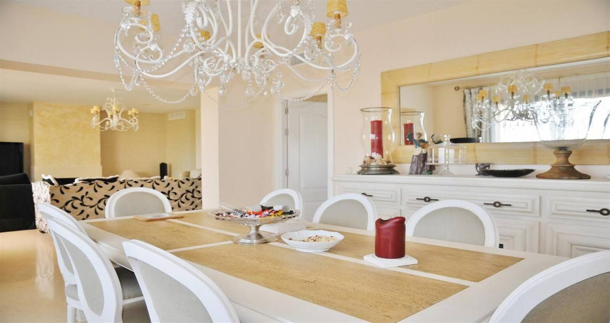 4 Bedroom Penthouse in Benahavís - Photo 5