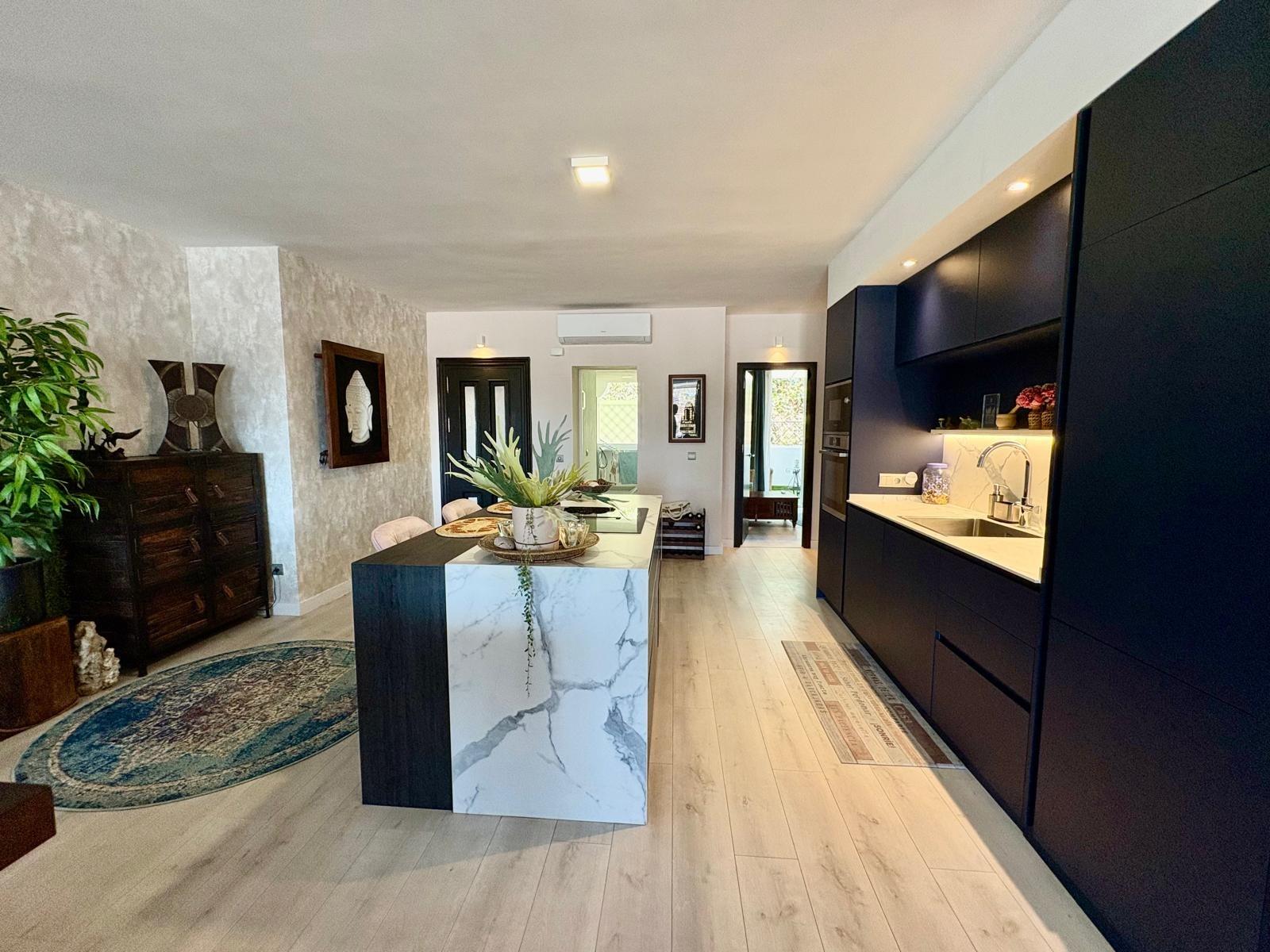 2 Bedroom Apartment in Benahavís - Photo 2