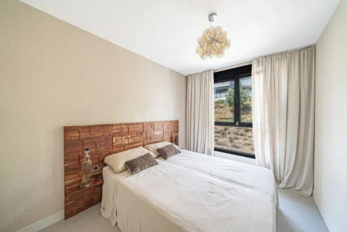 3 Bedroom Apartment in Estepona - Photo 11