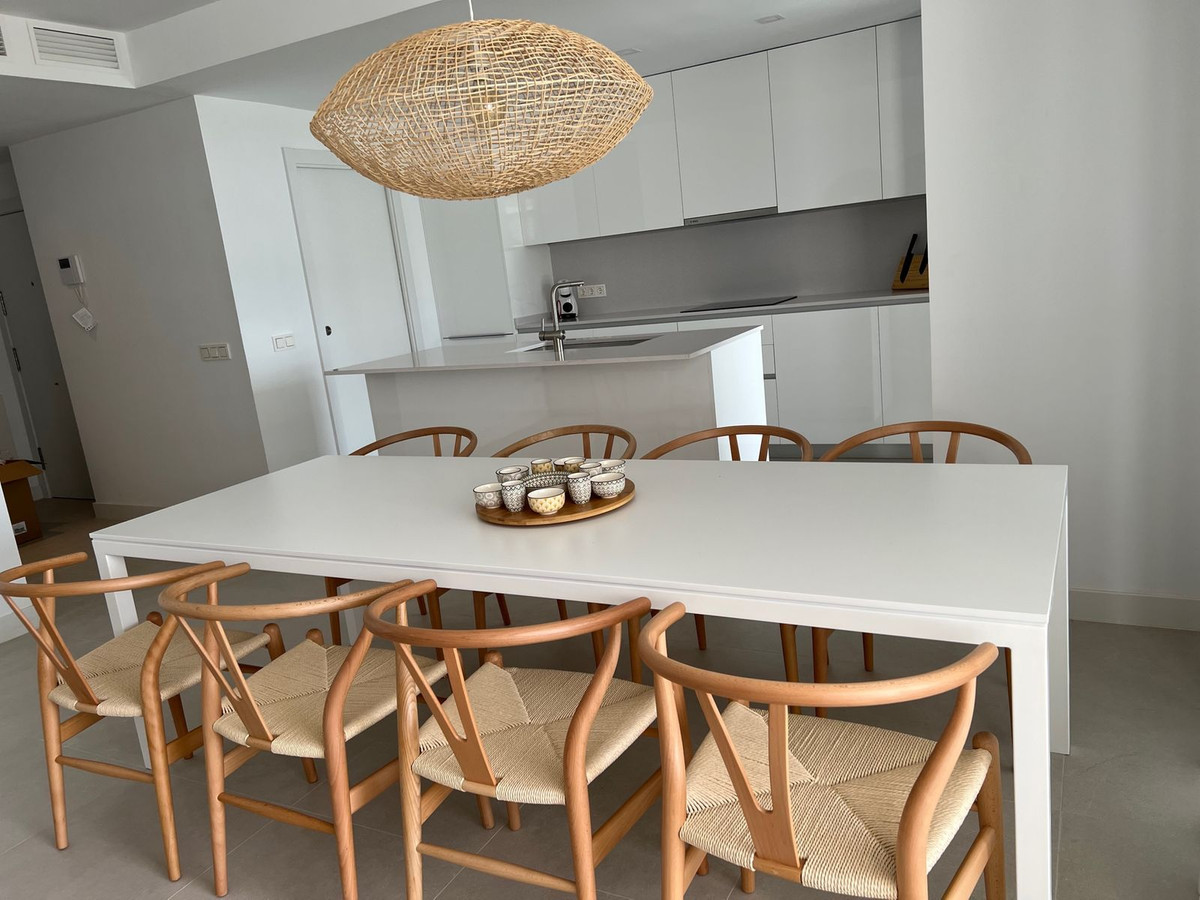 4 Bedroom Apartment in Estepona - Photo 7