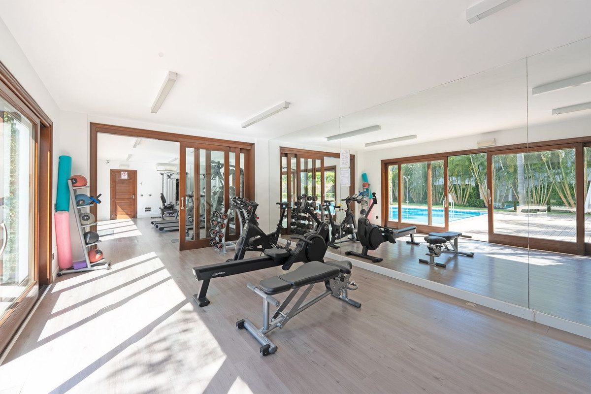 2 Bedroom Apartment in Estepona - Photo 23