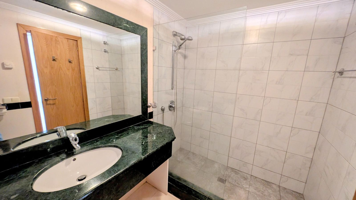 2 Bedroom Apartment in Benahavís - Photo 15