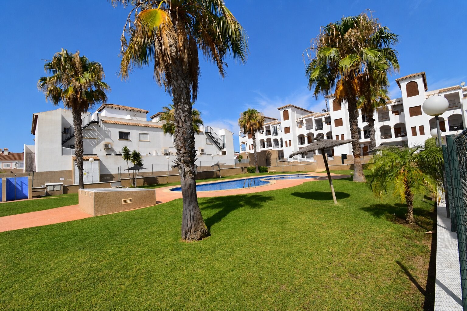 Apartamento com 2 quartos com piscina em Alicante, Espanha – Foto 2