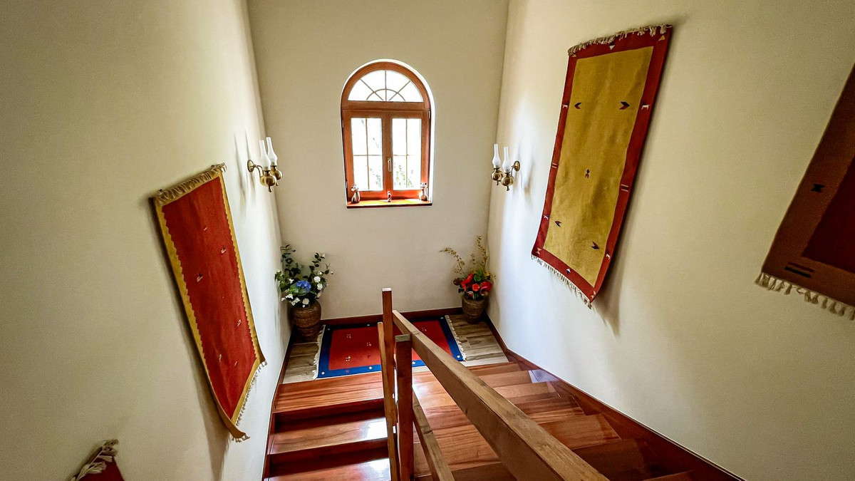 6 Bedroom Villa in Marbella - Photo 18