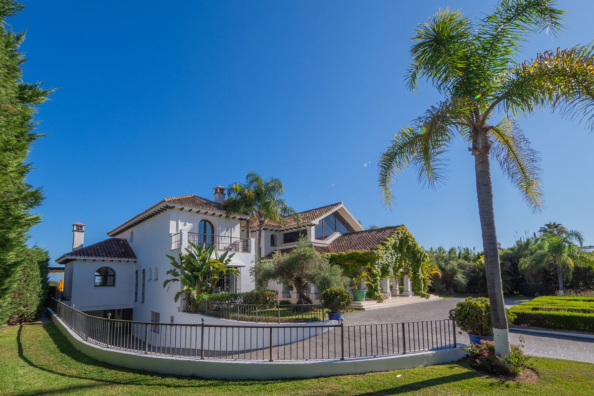 10 Bedroom Villa in Estepona - Photo 4
