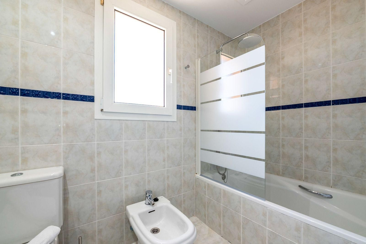 4 Bedroom Villa in Marbella - Photo 22