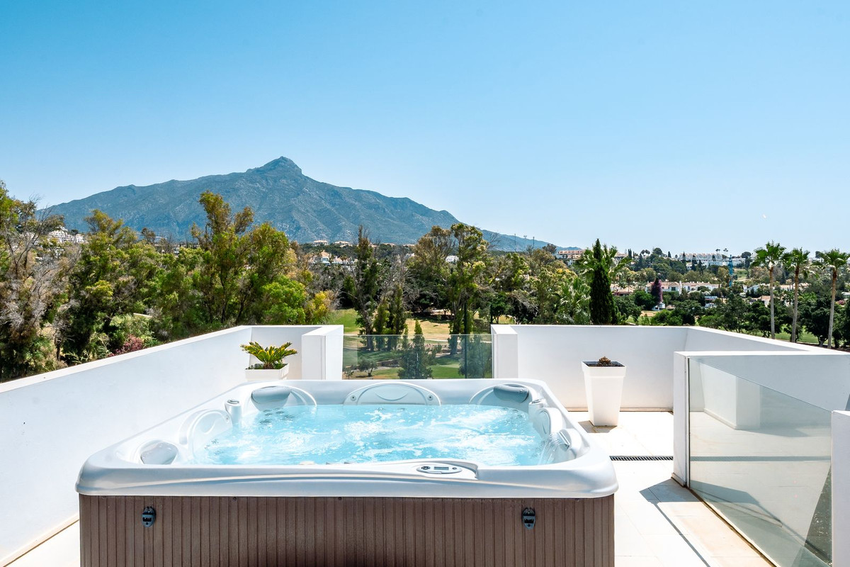 5 Bedroom Villa in Marbella - Photo 2