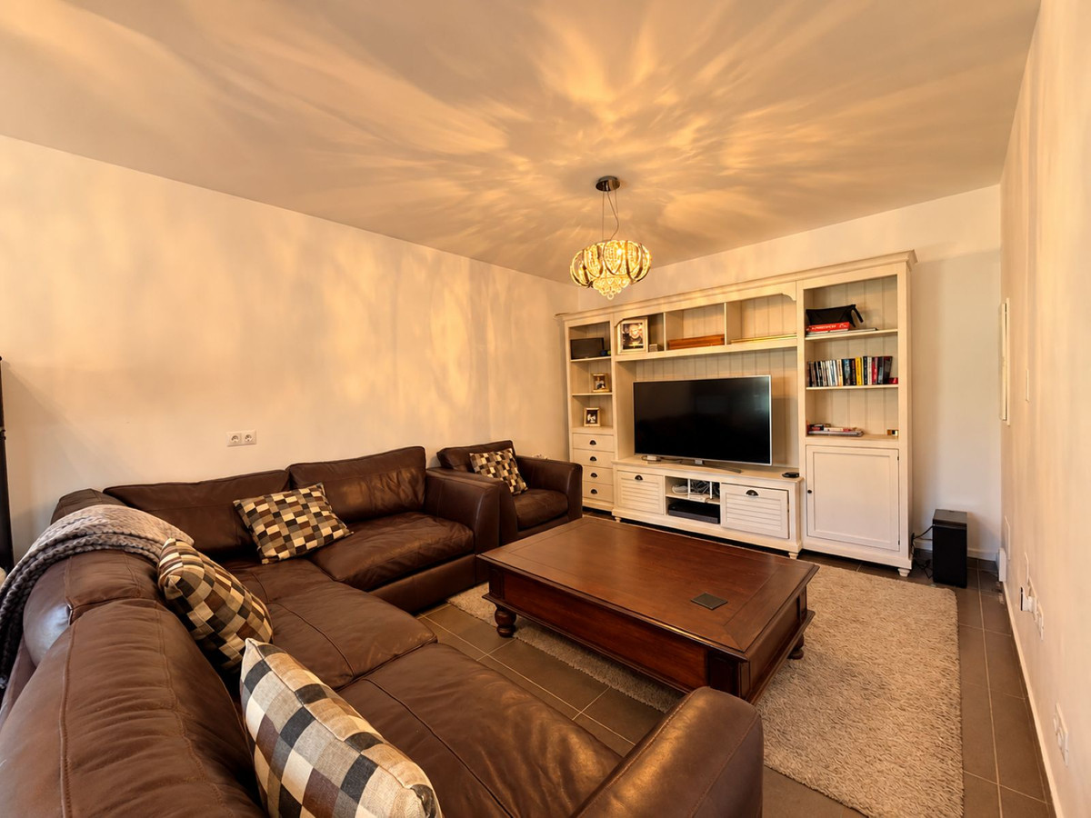 5 Bedroom Villa in Estepona - Photo 18